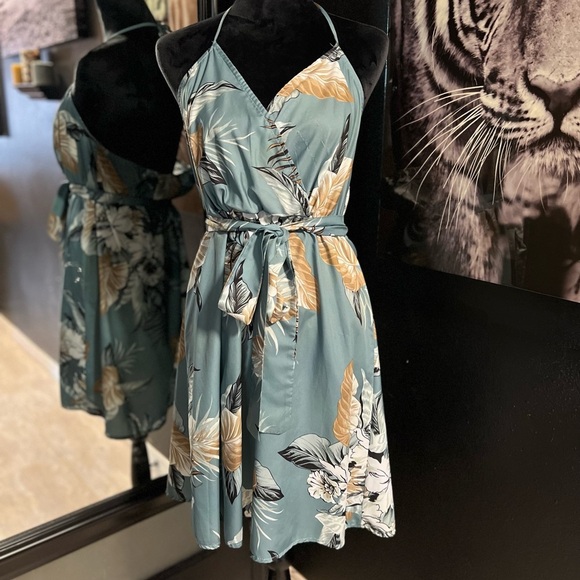 🔥3 for $25🔥 GRAY WITH FLOWERS SUPER CUTE DRESS WITH SASH. SZ 1X - Picture 2 of 7